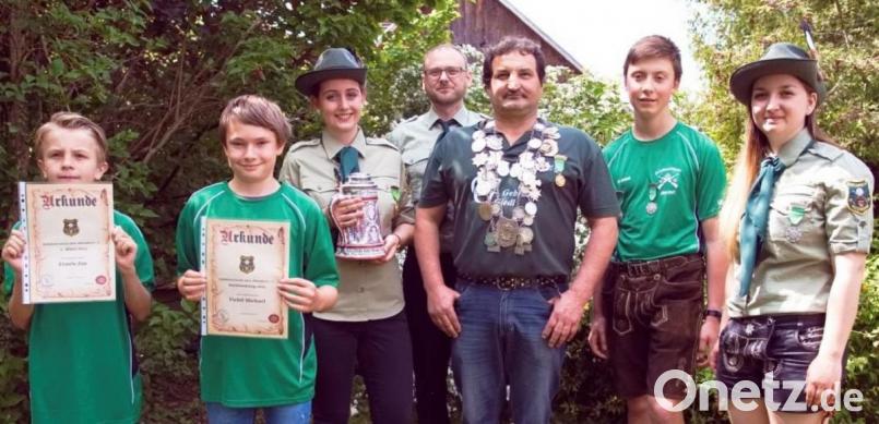 Mit einem 341-Teiler sicherte sich Josef Schieder (mit Kette) den Titel des Schützenkönigs. Schützenliesl ist mit einem 103-Teiler Sophie Goetz (mit Krug). Urkunden gab es für die erfolgreichen Nachwuchsschützen. Schützenmeisterin Amanda Nießl (rechts) freut sich mit ihnen über die Erfolge. Bild: exb