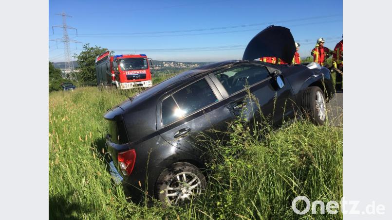 Die Feuerwehr sichert die Unfallstelle zwischen Schirmitz und Bechtsrieth ab. Bild: Gustl Beer