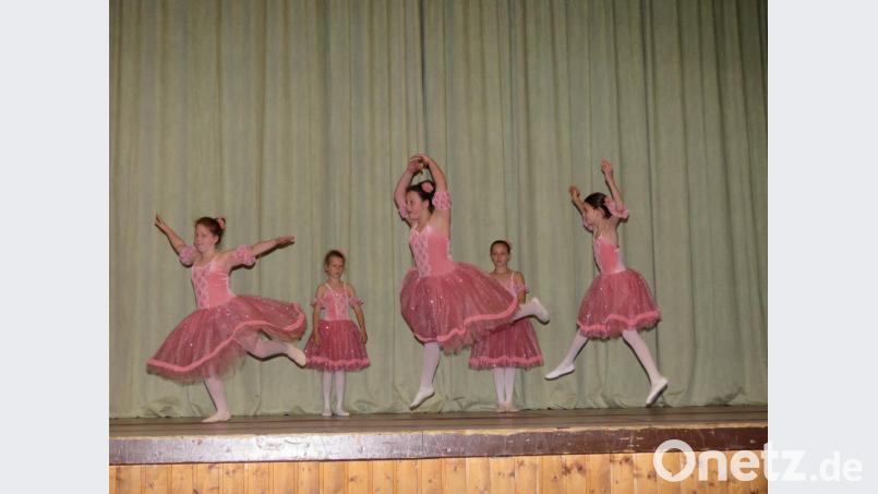 Zum Teil wagten die Ballettschülerinnen auch hohe Sprünge. Bild: ubb