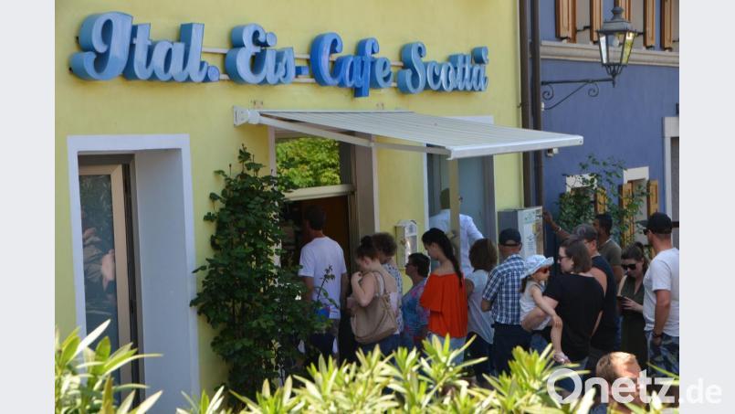 An diesem heißen Sommertag kam keiner der Besucher an der Eisdiele vorbei. Bild: dob