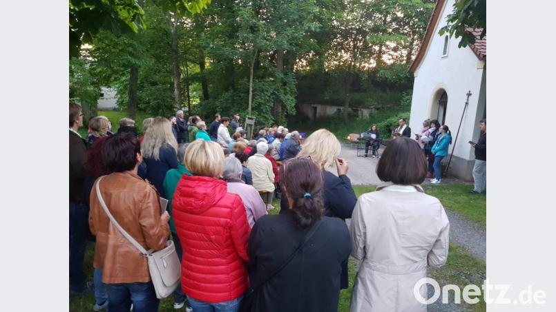 Vor rund 70 Gläubigen zelebriert Stadtpfarrer Konrad Amschl die Maiandacht in Kuchenreuth. Bild: kaz