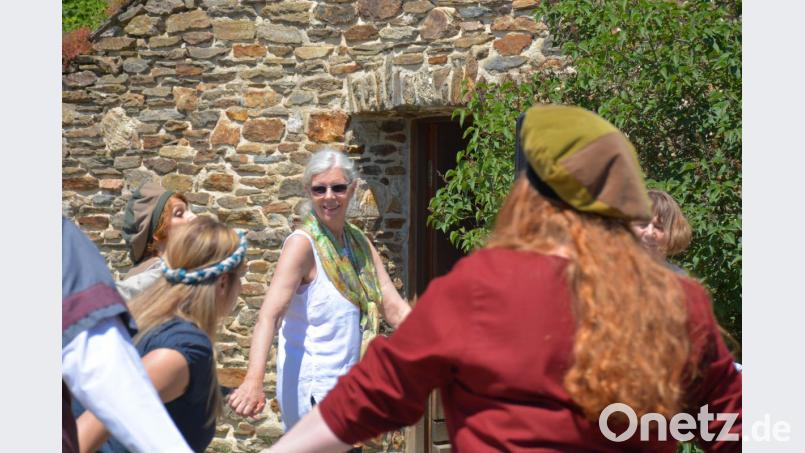 Museumsleiterin Birgit Angerer (Mitte) nahm die Aufforderung zum Mittanzen des Festspielvereins Neunburg vorm Wald gerne an. Bild: eya