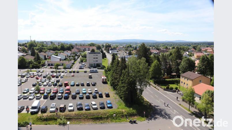Der Übungsturm am neuen Feuerwehrhaus zieht alle Blicke auf sich. Am Tag der offenen Tür durften die Besucher dem imposanten Bauwerk „aufs Dach“ steigen – und erlebten in 24 Meter Höhe einen grandiosen Rundum-Blick. Bild: exb