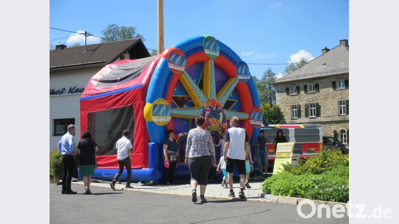 Drei Hüpfburgen waren die Renner für Kinder und Jugendliche beim Pfingstmarkt in Ebnath. Bild: soj