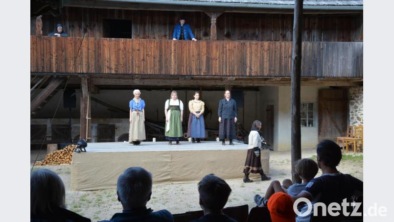 Das Landestheater Oberpfalz probte im Stiftlanddorf für die Aufführung &quot;Die Geierwally&quot;. Interessierte Zuschauer konnten live bei der Regiearbeit von Till Rickelt dabei sein und somit einen fantastischen Einblick in die anspruchsvolle Arbeit erhalten. Bild: eya