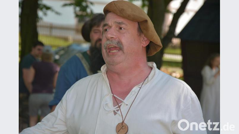 War wieder in seinem Element, der Plößberger Hubert Haubner, der als Marktschreier und Henker durch das Programm führte, damit die Besucher auch wussten, worum es geht. Bild: jr