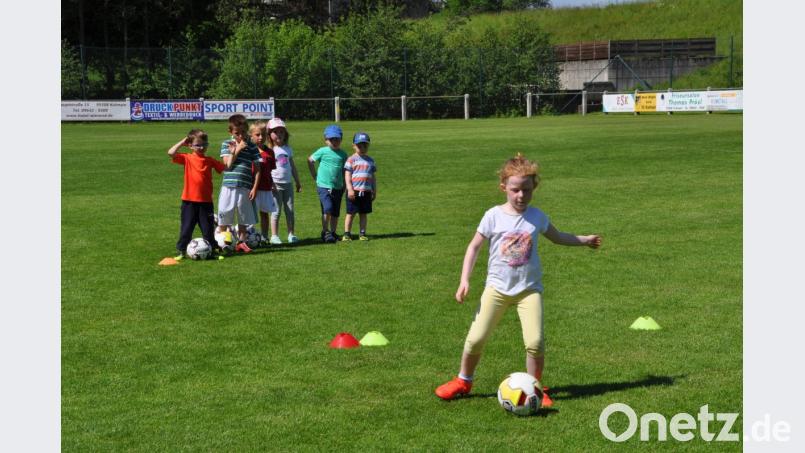 Auch viele Mädchen interessieren sich für Fußball. Beim Schnuppertraining müssen sich die Buben aber nicht mit der Zuschauerrolle genügen. Bild: ak