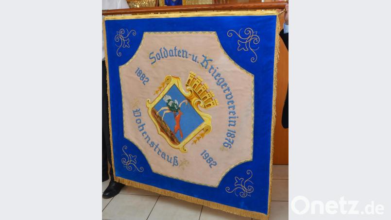 Die Vereinsfahne, die im Jahr 1982 beim 100-jährigen Jubiläum des Krieger- und Soldatenvereins geweiht wurde, ließen die Mitglieder restaurieren und präsentierten sie nun in ganzer Pracht. Auf der Rückseite des Fahnentuchs ist das Stadtwappen eingestickt. Bild: dob