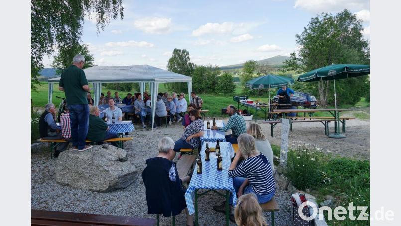 Bürgermeister Manfred Kratzer begrüßte die Gäste bei der Einweihung des neuen Rastplatzes &quot;An der Zolltafel&quot;. Bild: soj