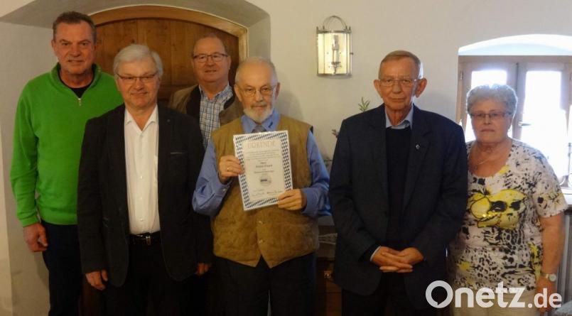 Von 1994 bis Januar 2019 führte Anton Eisert als Vorsitzender den VdK-Ortsverband und erwarb sich in den 25 Jahren große Verdienste. Zum Dank für sein vorbildliches Engagement wurde er vergangenen Freitag zum Ehrenvorsitzenden ernannt. V. l.: Stellv. Ortsvorsitzender Ludwig Gruber, Kassier Wilhem Fick, Stellv. VDK-Kreisvorsitzender Johann Ludwig, Ehrenvorsitzender Anton Eisert, VdK-Ortsvorsitzender Leonhard Wischer und Frauenbeauftragte Erna Brauner. Bild: u