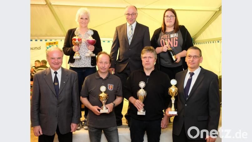 In die 100-Jahr-Feier der Speinsharter Krieger- und Soldatenkameradschaft ist auch ein Vergleichsschießen eingebunden. Bei der Siegerehrung zeichnet Vorsitzender Max Wagner (vorne, von links) Günter Ring für die Sportangler Eschenbach, Martin Rodler für die Feuerwehr Tremmersdorf und Alois Kausler für die KSK Mockersdorf aus. Schirmherr und Bürgermeister Albert Nickl (hinten, Mitte) gratuliert zudem Einzelsiegerin Norma Trassl (links daneben) und Simone Preininger für die Festdamen der Feuerwehr Speinshart. Bild: do
