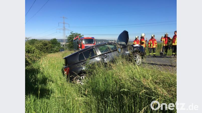 Die Feuerwehr sichert die Unfallstelle zwischen Schirmitz und Bechtsrieth ab und reinigt die Fahrbahn. Bild: Gustl Beer