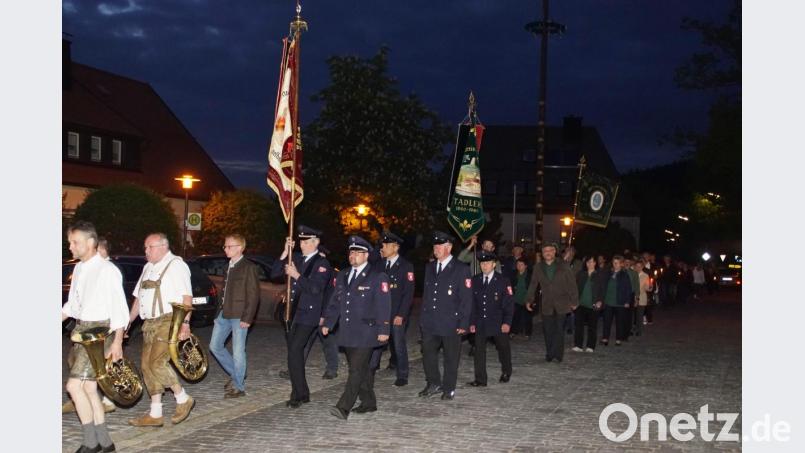 In einer feierlichen Prozession zogen die Teilnehmer an der letzten Maiandacht durch die Straßen des Ortes. Bild: mmj
