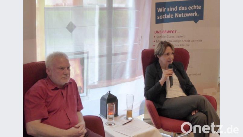 Beim Kamingespräch der KAB spricht Landtagsabgeordnete Annette Karl mit Moderator Alfons Ernstberger. Bild: fsb