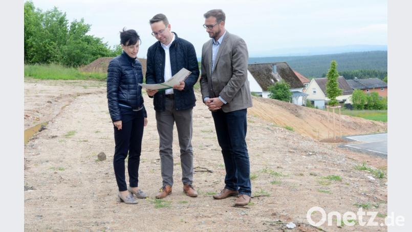 Bürgermeisterin Tanja Schiffmann, Sozialteam-Geschäftsführer Christian Weiß und Projektleiter Andreas Neugirg sehen sich ein letztes Mal die Pläne an, bevor in wenigen Wochen am "Viehhof" die Bagger anrollen. Bild: Gabi Schönberger