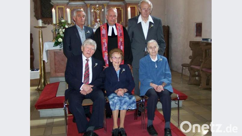 Drei eiserne und zwei diamantene Konfirmanden (hinten) mit Pfarrer Konrad Schornbaum. Bild: rrd