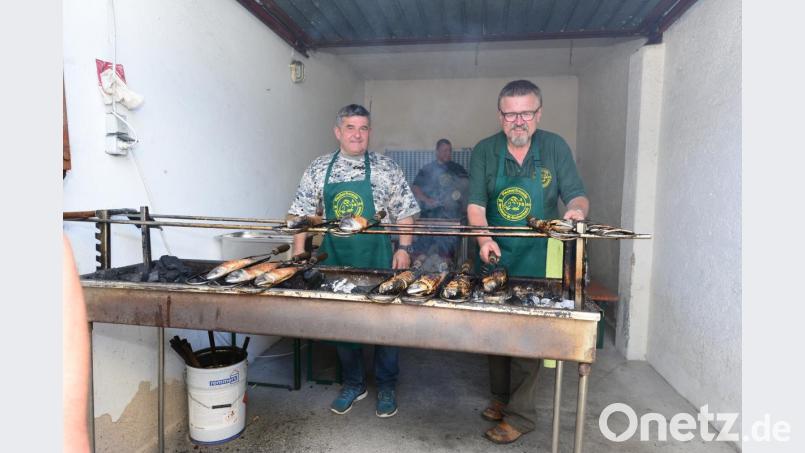 Schweißtreibend war die Arbeit am Holzkohlengrill für die Helfer, doch der Ansturm der Gäste ließ keine Pause zu. Bild: bey