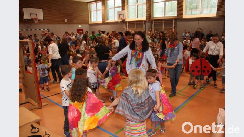 Schmetterlinge schwirren durch die Turnhalle. Bild: adj