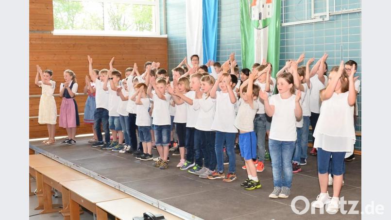 Der Schulchor aus allen Schülern unterhält nicht nur mit umgedichteten Liedern, sondern bringt dazu Rhythmus und Stimmung auf die Bühne. Bild: fjo