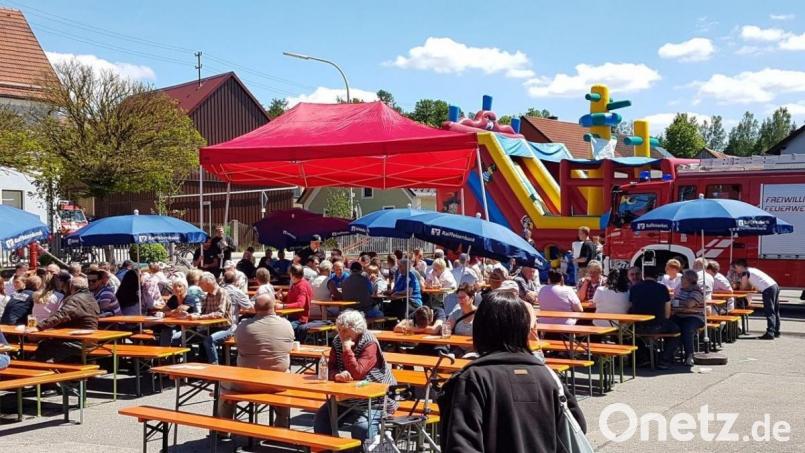 Beim Feuerwehrfest herrscht an den Bänken, in der Hüpfburg und in den Feuerwehrautos viel Betrieb. Bild: gz