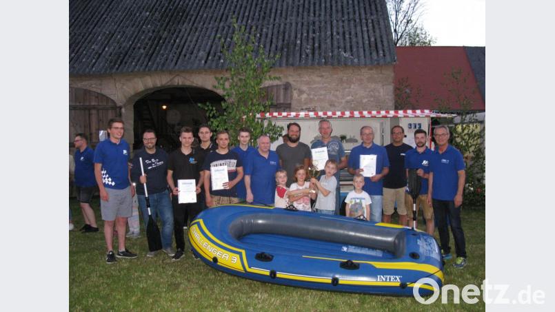 „Dabei sein ist alles“, ist das Motto des siebten Kemnather Gaudi-Triathlons für die vier Teams aus Kemnath, Erbendorf und Kulmain. JU-Vorsitzender Oliver Rauch (links) und Bürgermeister Werner Nickl (rechts) sind sehr zufrieden, auch wenn es für ihre Teams nicht zum Sieg gereicht hat. Bild: jzk