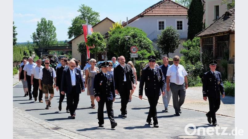Allen voran im Festzug: FFW Vorsitzender Wilhelm Wittmann (re), Kommandant Michael Roith (mitte), Schirmherr und Landrat Andreas Meier, sowie die Vertreter aus Gemeinde, Landkreis, Landtag und Bundestag. Bild: wlr