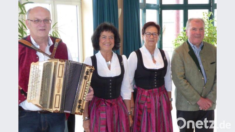 Brauchtumsforscher Bertram Erhardt (rechts) unterhält im Maria-Seltmann-Haus mit den „Zupfer-Moidln und dem Musikanten Gerhard Reber. Bild: fsb