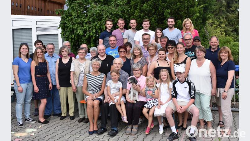 Klara Braun (mit Hund) feiert mit vielen Gratulanten ihren 85. Geburtstag. Bild: rgr