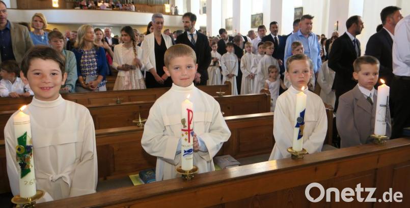 39 Kinder zogen am Sonntag mit ihren Eltern in die Marienkirche in Schwarzenfeld ein und feierten Erstkommunion. Bild: rhi