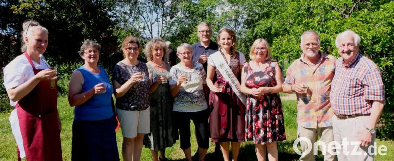 Mit einer Runde Hollerg’spritzn wurde Hollunderkönigin Sandra Neubeck in ihrem Flosser Heimatort beim Hollerküchlfest im Kreislehrgarten von der Spitze des Obst- und Gartenbauvereins begrüßt. Bild: le