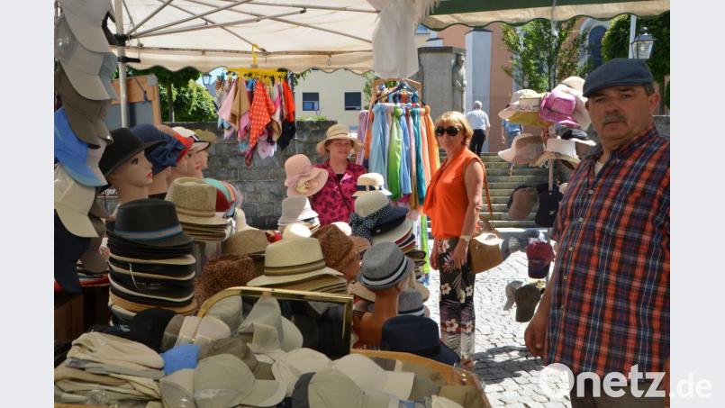 Hüte in allen Formen und Farben sind gefragt. Bild: dob