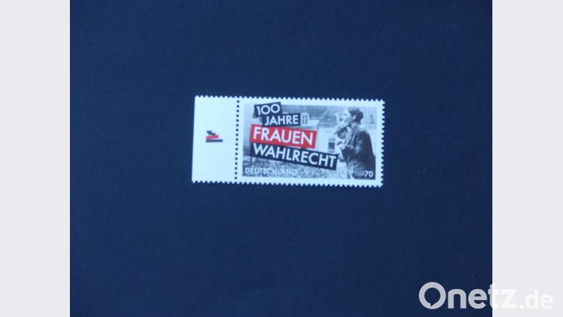 &quot;Auch die Bundespost erinnert mit einer Sonderbriefmarke an &#039;100 Jahre Frauenwahlrecht&#039;&quot;, merkt Bürgermeister Peter Lehr an. Bild: rn