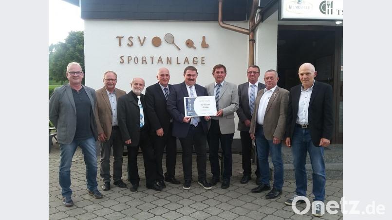 Über die Auszeichnung für den Pressather TSV freuen sich (von links) Reiner Sirtl (Kassier), dritter Bürgermeister Wolfgang Graser, Wunibald Heinl (Bauausschuss), Josef Sirtl (Vereinsvorsitzender), Albert Kellner (Kreisspielleiter), Franz Ficker (Ehrenamtsbeauftragter), Berthold Kraus (Spielleiter), Willi Hirsch (Schiedsrichterobmann) und Josef Bösl (Schriftführer). Bild: ffz