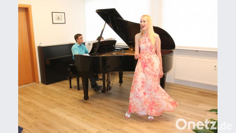 Laura Demjan, begleitet von Susanne und Florian Schieder am Flügel, begeistert mit altitalienischen Arien. Bild: pi