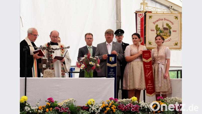 Die Geistlichkeit weihte die restaurierte Fahne und die neuen Fahnenbänder, die von der Gemeinde und den Festdamen gespendet wurden. Bild: wlr
