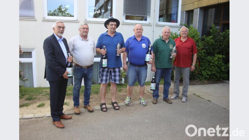 Das Bild zeigt die drei Mannschaftsführer der Vereine mit der meisten Beteiligung. Bild: ral