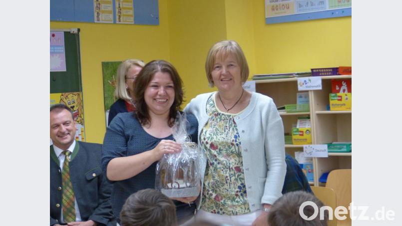 Für den Elternbeirat bedankt sich Karin Preßl bei Martin Härtl für ihr &quot;Oma-Dasein&quot; an der Schule Bild: sl