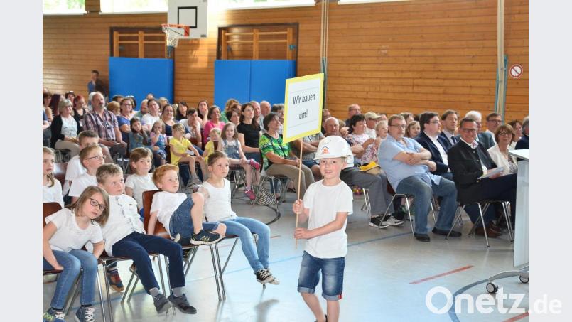 Während auf der Bühne der nächste Programmpunkt vorbereitet wird, informierten &quot;Bauarbeiter&quot; unübersehbar über den Grund der kurzen Unterbrechung. Bild: fjo