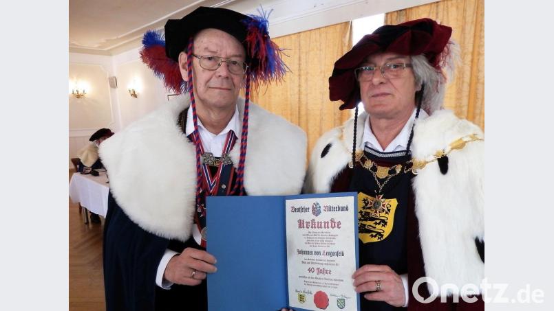 Johannes von Lengenfeld (Hans Lukas, links) erhält vom Erlauchten Hochmeister des Deutschen Ritterbundes, Konrad von Winterstetten, Urkunde und Ehrennadel für 40 Jahre Treue und jahrzehntelange Mitarbeit. Bild: exb