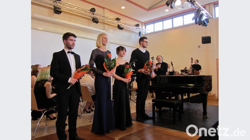 Auch Dirigent Dieter Müller applaudierte den Solisten Christoph Krottenthaler, Julia Bauer, Antonia Krämer und Philipp Hartlieb (von links). Bild: aks