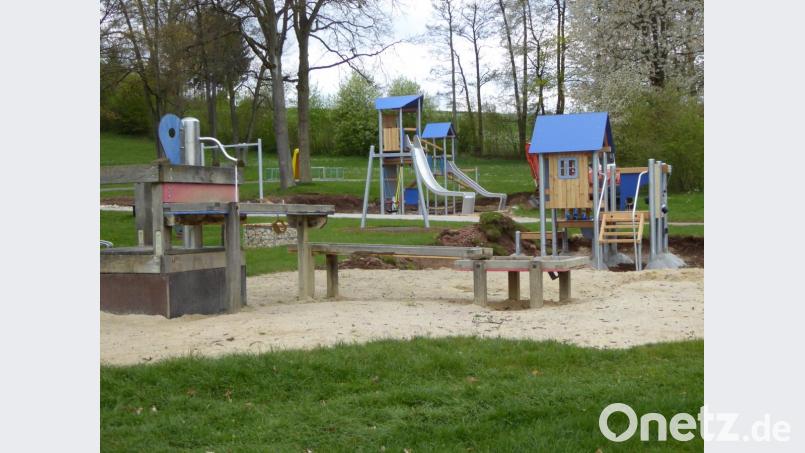 Ein Klassiker ist der Wasser-Spielplatz im Waldbad mit seinen vielen Möglichkeiten und Geräten. Bild: ge