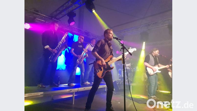 Die „Bigband“ ist noch ziemlich neu bei „Keller Steff“. Sie gibt alles, um im Scheinwerferlicht den Konzert-Sound der Gruppe unverwechselbar zu machen. Bild: Wilhelm Amann