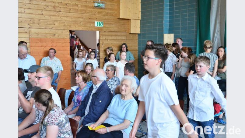 Zum durch und durch genialen Programmablauf gehört schon zum Beginn ein festlicher Einzug aller Schüler im Gänsemarsch. Bild: fjo