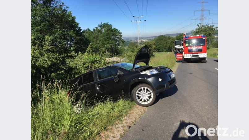 Im Straßengraben kommt der schwarze Toyota nach dem Überschlag zum Stehen. Bild: Gustl Beer