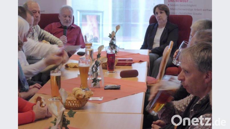 Beim Kamingespräch der KAB spricht Landtagsabgeordnete Annette Karl mit Moderator Alfons Ernstberger und den Anwesenden. Bild: fsb