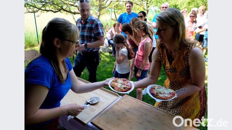 Schlangestehen war beim Pizzakauf am Lehmbackofen angesagt. Ein weiterer Höhepunkt an diesem Festtag. Bild: le