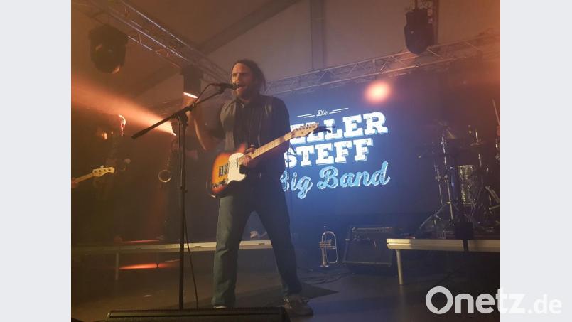 Die &quot;Keller-Steff-Bigband&quot; rockt das Schneeberger Festzelt. Bild: Wilhelm Amann