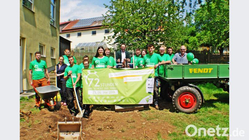 Mitglieder der KLJB Wernersreuth bei ihrer 72-Stunden-Aktion mit MdL Tobias Gotthardt (auf dem Minibagger sitzend), Bürgermeister Klaus Meyer (rechts) und Barbara Schönauer von der katholischen Jugendstelle Tirschenreuth (Zweite von links) Bild: enz