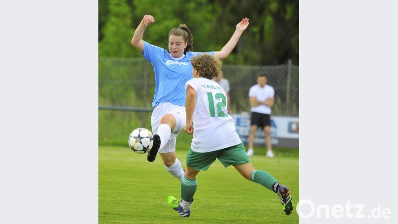 Anna Vogl vom TSV Theuern (links) ist im Zweikampf mit Torschützin Emma Ring vom FC Ezelsdorf eher am Ball. Bild: Hubert Ziegler