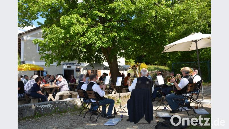 Im Garten des Wirtshaus &quot;Unterbürg&quot; spielten die Nabburger Musikanten auf. Gemütlich konnten die Gäste den frühsommerlichen Feiertag genießen. Bild: eya